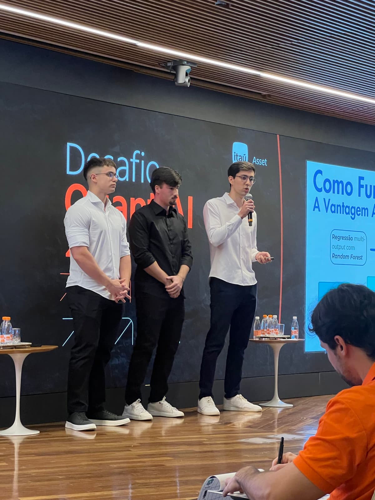 Me presenting KernelNet on stage at the Itaú Quant AI Challenge final